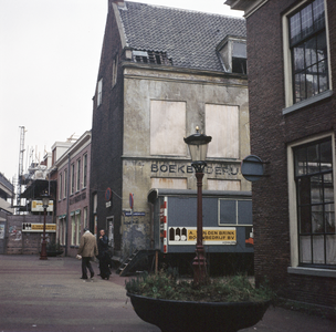 849204 Gezicht in Achter Clarenburg te Utrecht, met in het midden het hoekpand Voor Clarenburg 7 (boekbinderij Danner).